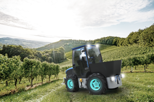 STY_PTE_Image_Electric tractor vineyard scene_02.18_verkleinert.png