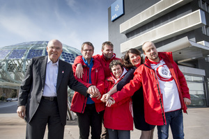 Helmut und Kathryn List mit Sportlern.jpeg