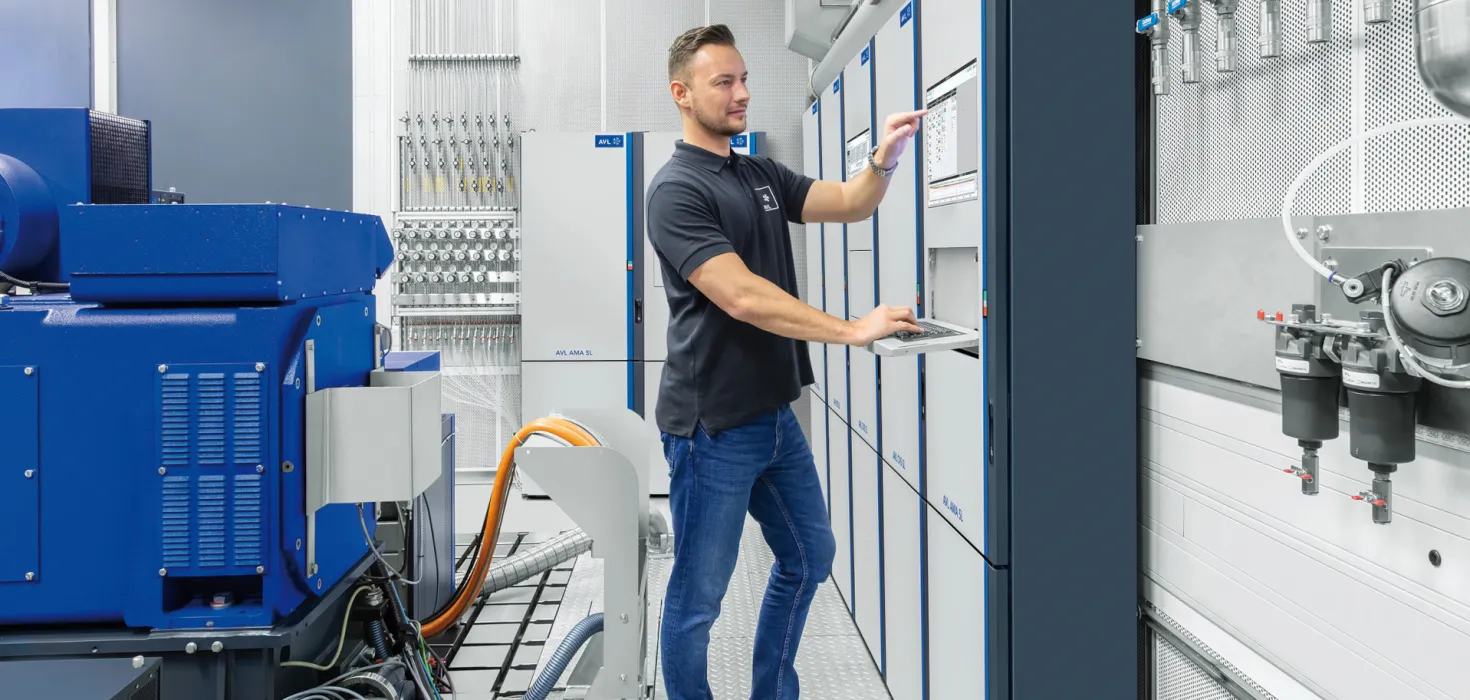 Powertrain Emission Testbed with Service Engineer