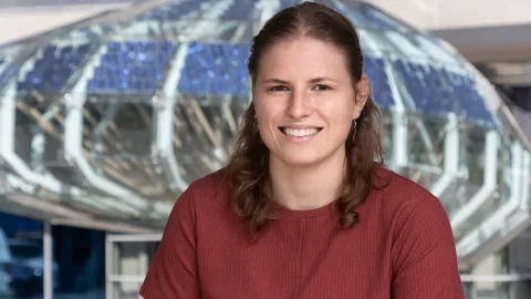 Julia Fritz in front of the AVL brain