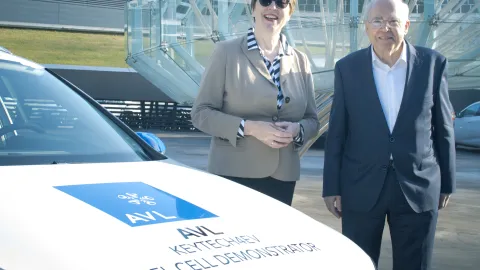 Theresia Vogel, GF Klima- und Energiefonds, und AVL CEO Prof. Helmut List mit dem Demonstrationsfahrzeug  Theresia Vogel, GF Klima- und Energiefonds, und AVL CEO Prof. Helmut List mit dem Demonstrationsfahrzeug