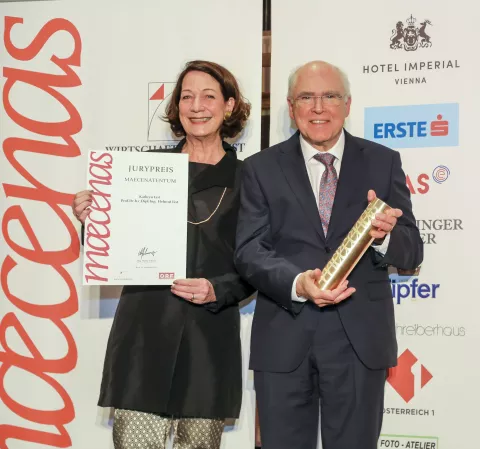 Kathryn und Helmut List mit der Auszeichnung ©by picturesborn[1]